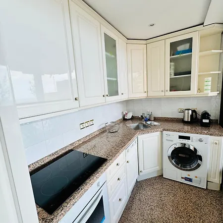 With Swimming Pool & Sea View شقة